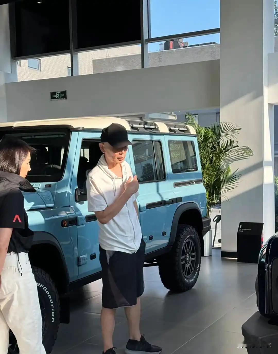 68岁葛优现身北京车店，观看价值90万的越野车，亲自上车体验手感！[墨镜][大