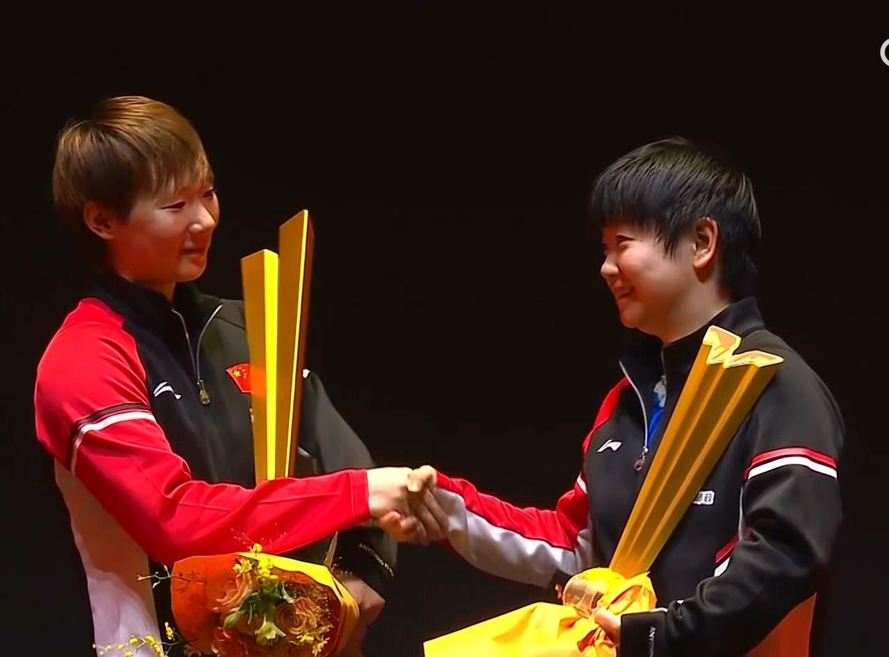中国大满贯，女单冠亚军合影后，孙颖莎微笑着主动握手曼昱姐，并向她表示祝贺！看到