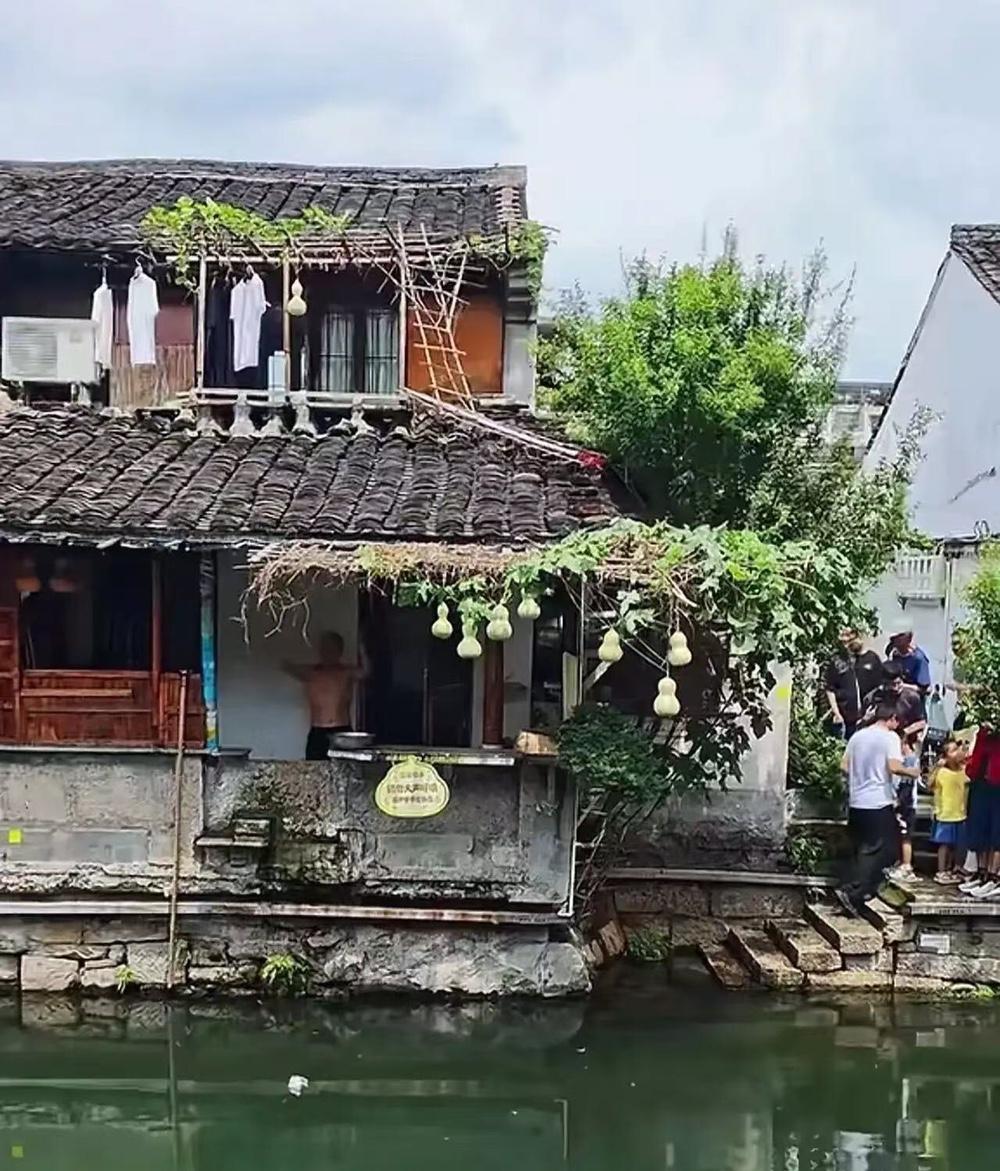 葫芦爷爷把葫芦摘了，绍兴文旅估计很后悔，后悔没有做好这件事。葫芦爷爷火了