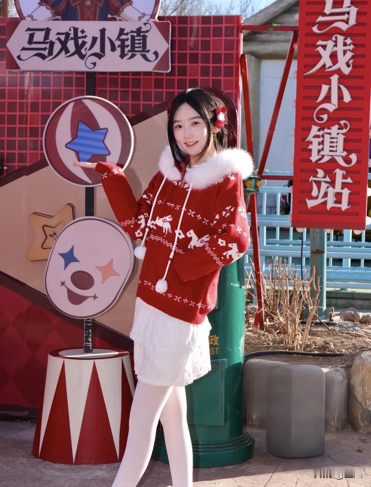 氛围感出片穿搭冬日穿搭指南：红白相间的圣诞毛衣搭配白色短裙，甜美又保暖！🎄💕