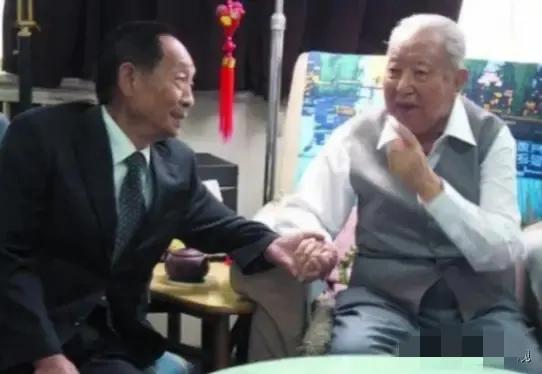 2006年袁隆平探望华国锋，闭门谢客的他亲自相迎，半生知己只为民生2006年