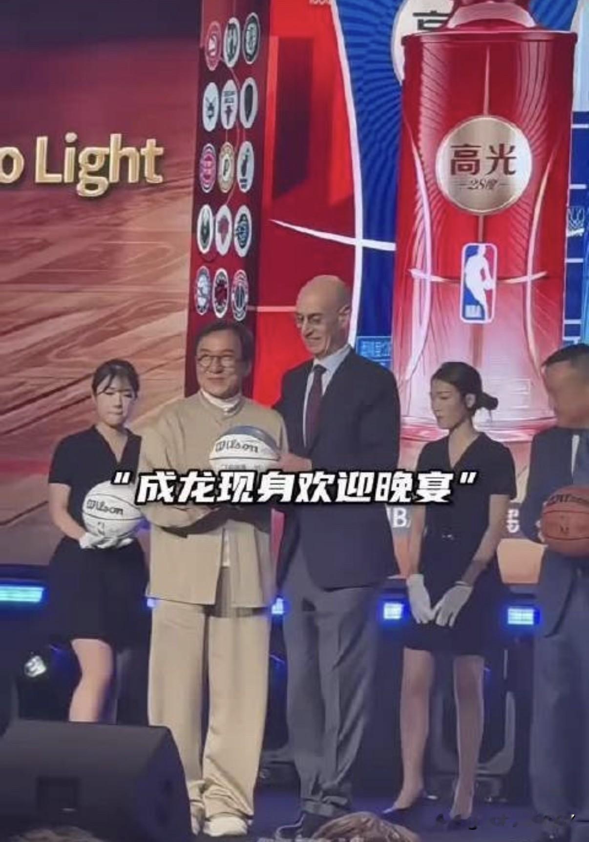 2026年NBA中国赛首战在澳门开打，这场面可热闹了！场边来了好多大咖，贝克汉姆、成龙、马云等全都来