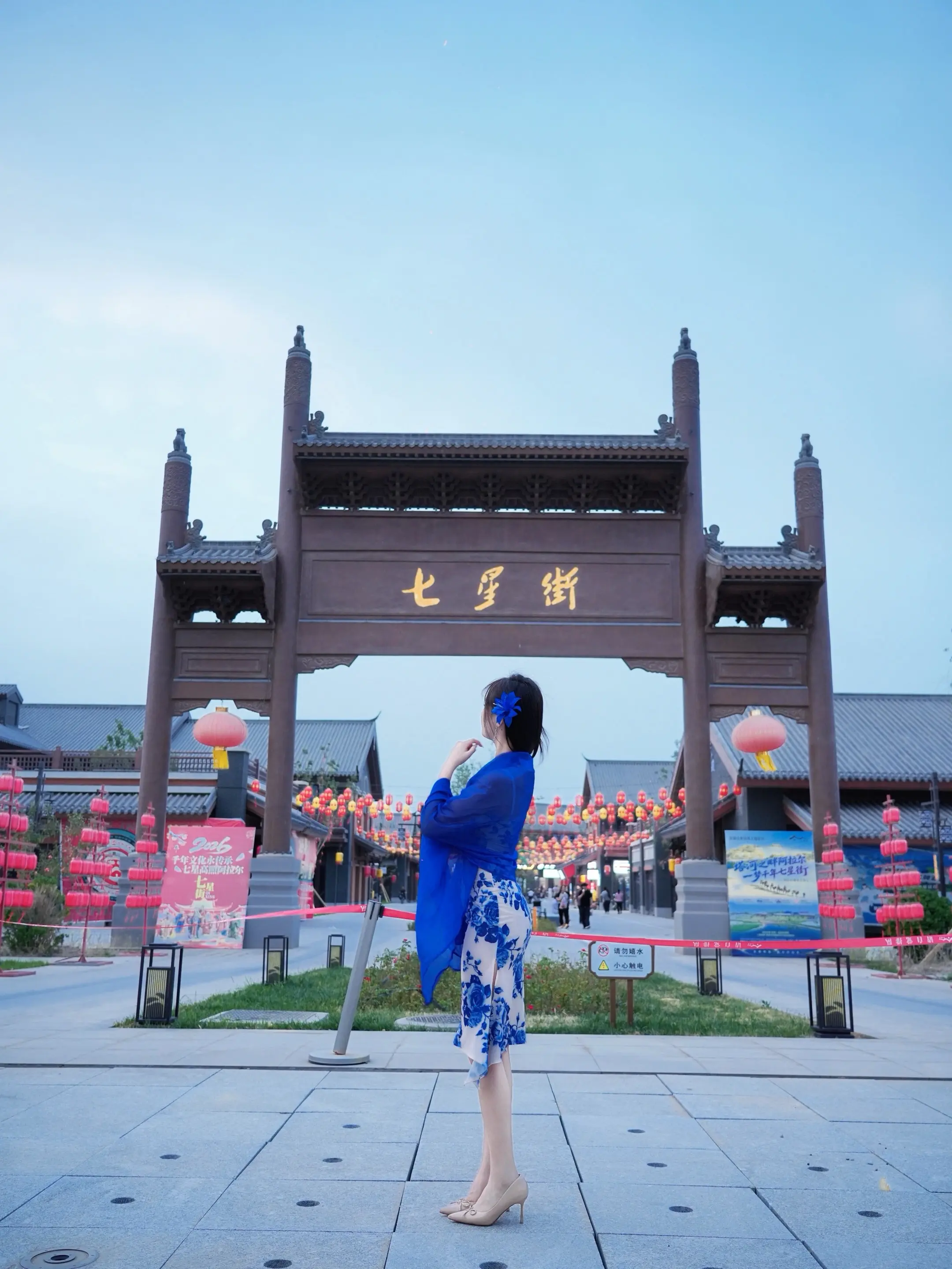 一袭旗袍染青花，半是温柔半清雅 💙