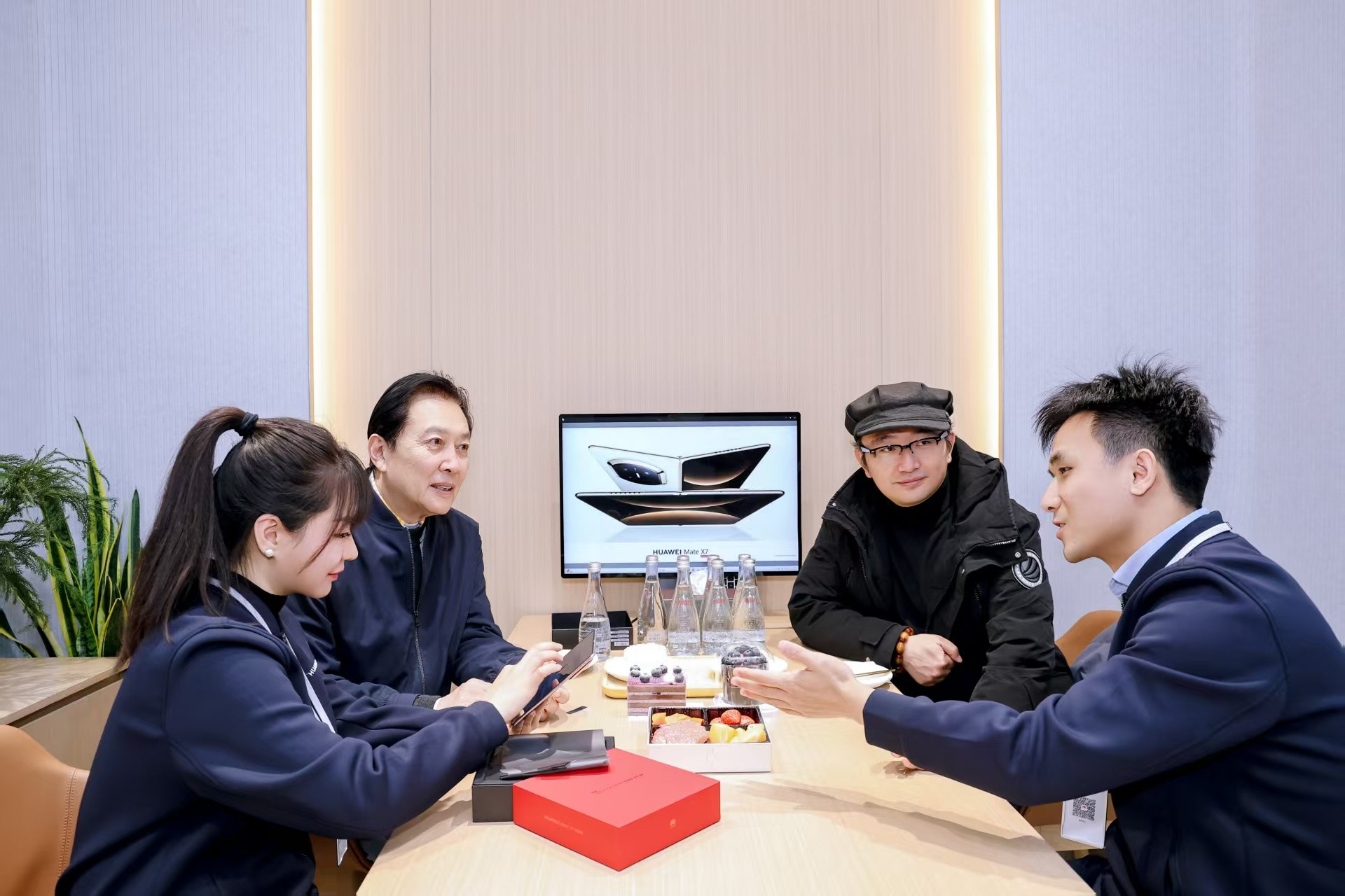 全国各地华为门店成偶遇明星现场偶遇唐国强北京逛街华为MateX7门店首销日，有