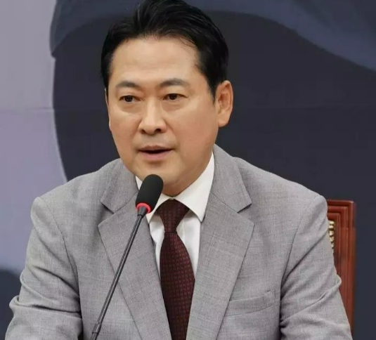 张东赫主持首次最高委员会议，除了批评李在明，继续剑指前党首韩东勋。27日，韩
