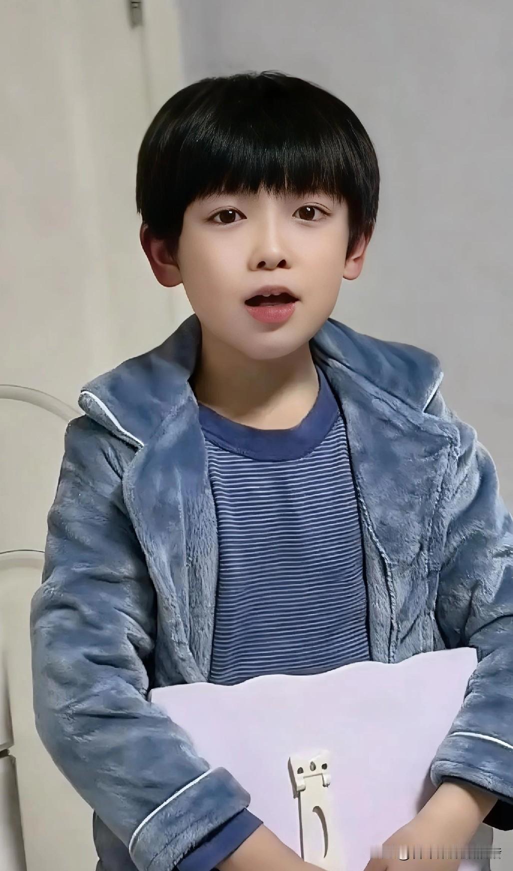 小男孩跑到妈妈身边神神秘秘的对她说：妈，出大事了！妈妈问他怎么了小男