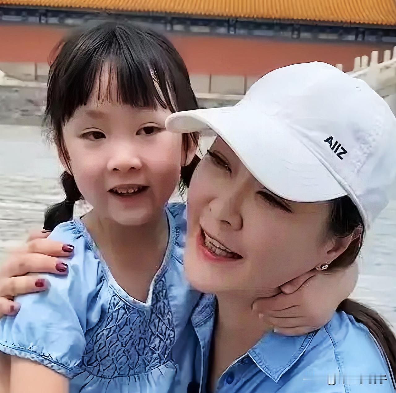 刚刚看完王小骞女儿的经历，真的是在那叹气，这孩子也是命苦，一路走来太折腾了。