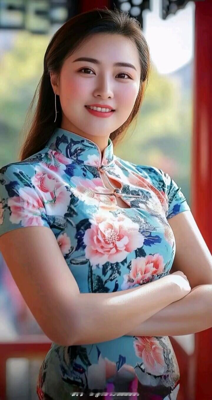 甜美笑容，旗袍飘逸，古典与现代的完美融合