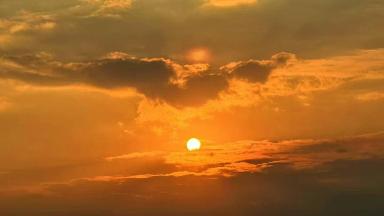 建安二十四年十二月，孙权上书魏王曹操，自称“臣”，并强调说：“称臣”是上天的旨意