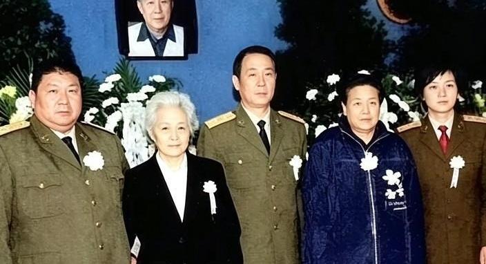 你见过那种跨越了半个多世纪、连岁月都抹不平的交情吗？一张老照片，几代人站在一起，