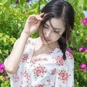 少女在花丛中，优雅动人