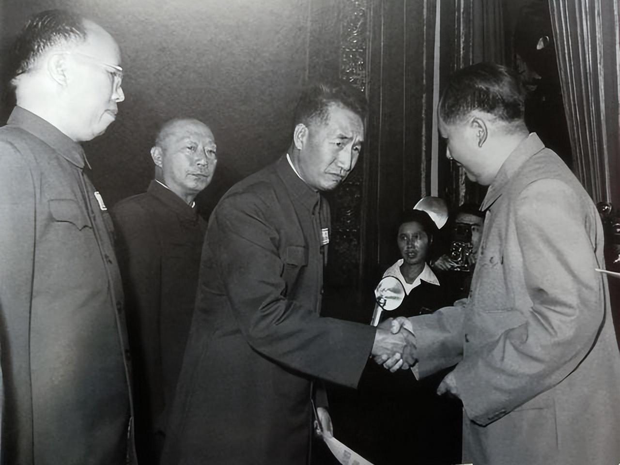 新中国成立，让谁来担任总参谋长呢？其实有很多人可以选，比如彭德怀，比如刘伯承，叶