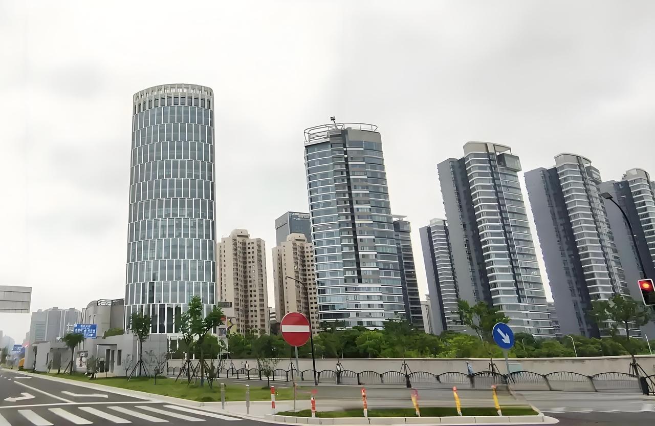 万科20亿元转让上海滨江万科中心，由万科开发，2025年由万物云全资收购，总建筑