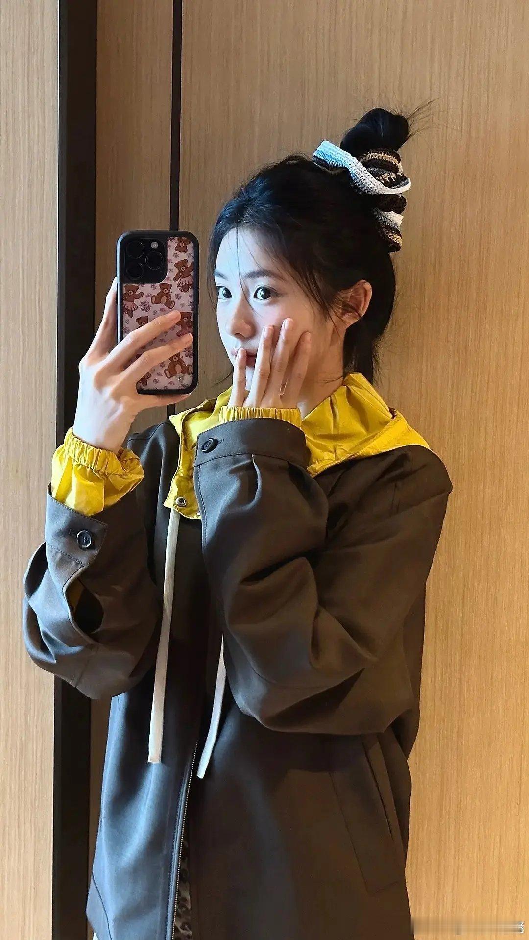 刘浩存是对镜子拍的神，小女孩太会宠粉了！！​​​