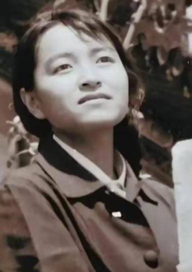 1995年12月，在洛阳不足十平米的审讯室里，39岁的褚映群把床单撕成布条，搓成