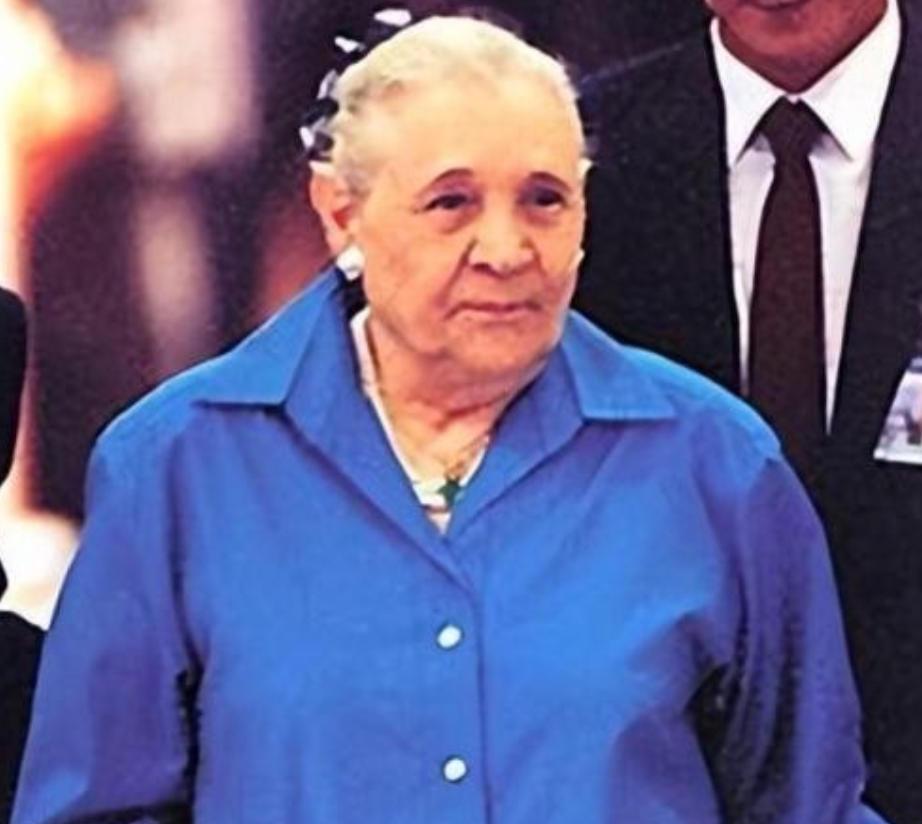 1939年，蒋经国的妻子蒋方良正在屋内行走。突然，她脱光了自己的衣服，从楼上跑到