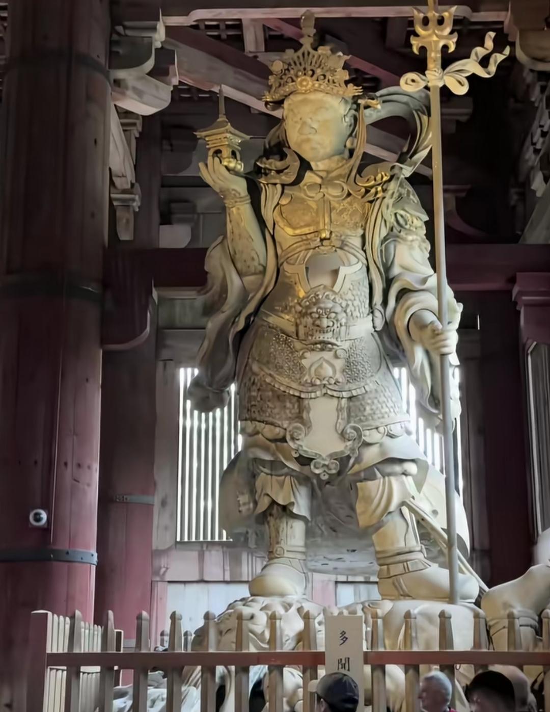 日本奈良的东大寺，给很多人的第一感觉就是“太大了”，那种壮美，是日本本土文化无法