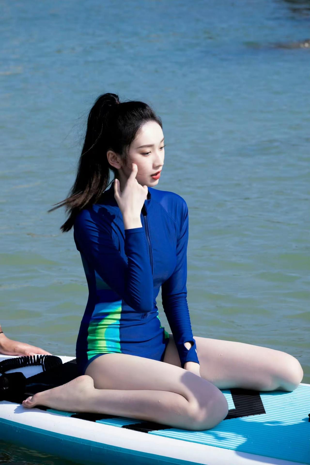 刘令姿的海边泳装秀绝美，她身高172cm，舞蹈出身的她气质出众，这组写真将极简美