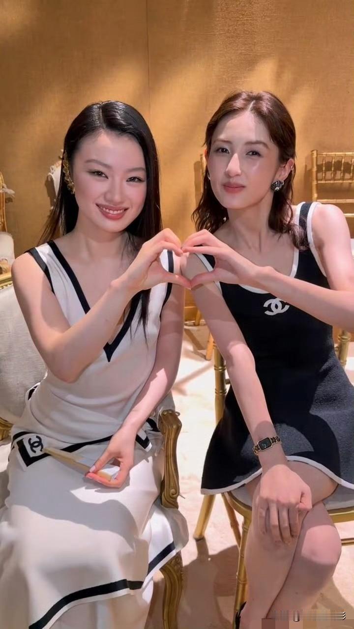 同框比心这张反差感直接拉满，很难相信单依纯比张子枫还小几个月。两人对比从前模样全