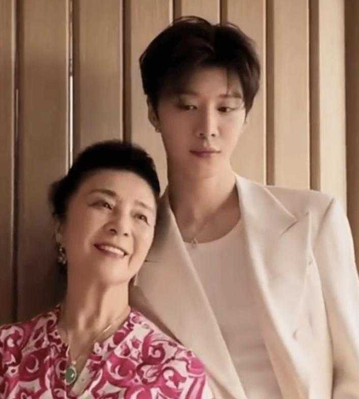 26岁范丞丞和71岁妈妈合影，范妈妈状态绝了，根本不像70多。