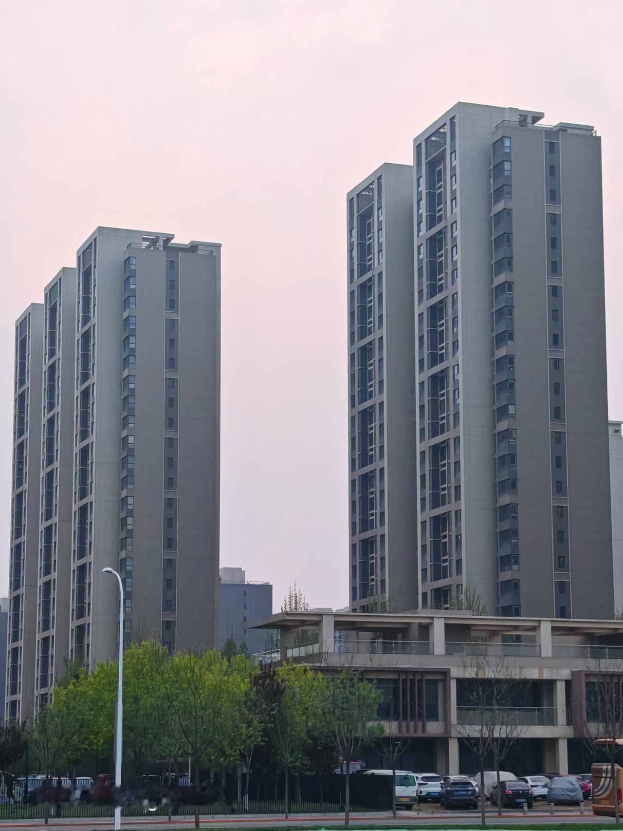 通州区郎芳园小区，位于茶棚街与朗芳路交叉口西160米。这里是保障性住房，建筑类型