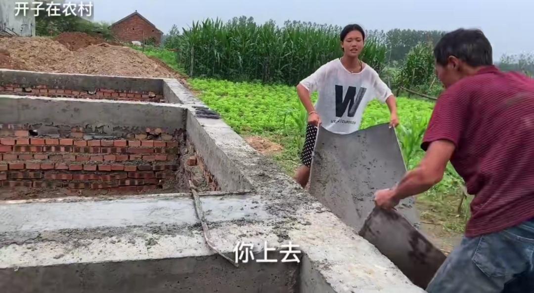 地梁偏移40公分，侧面补浇且无横梁，这样可行吗？瞧瞧这户人家请的工人多粗心，地