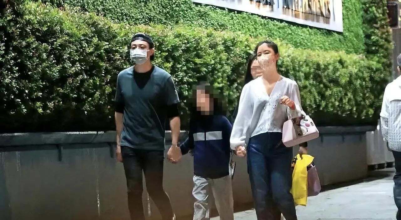 林心如女儿小海豚还是很任性的，跟父母出门玩不愿意戴口罩呢。本来以为小海豚是星二代