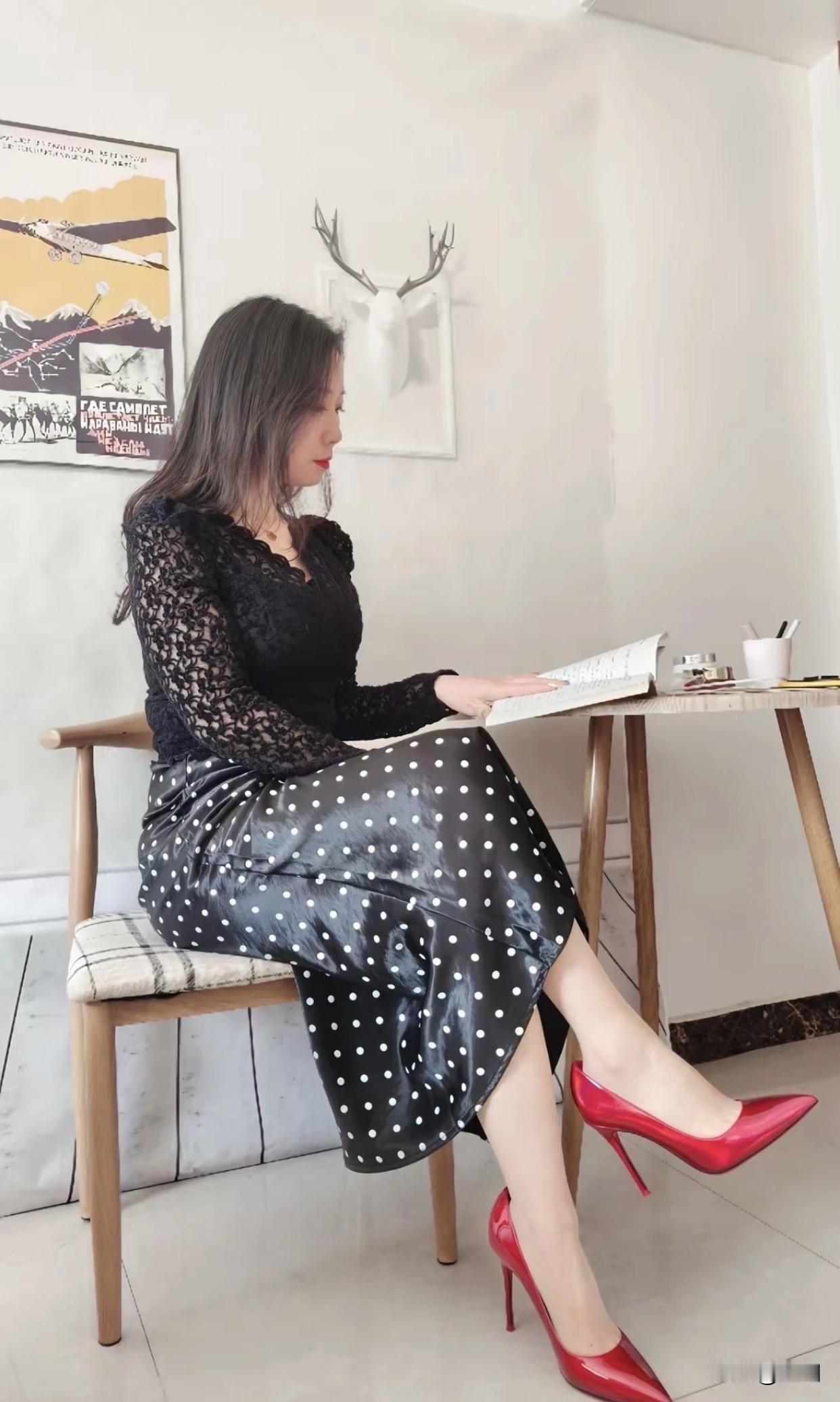 成熟稳重的美女你喜欢吗?成熟稳重的美女谁能不爱呢？，颜值高身材好，一身黑色同色系