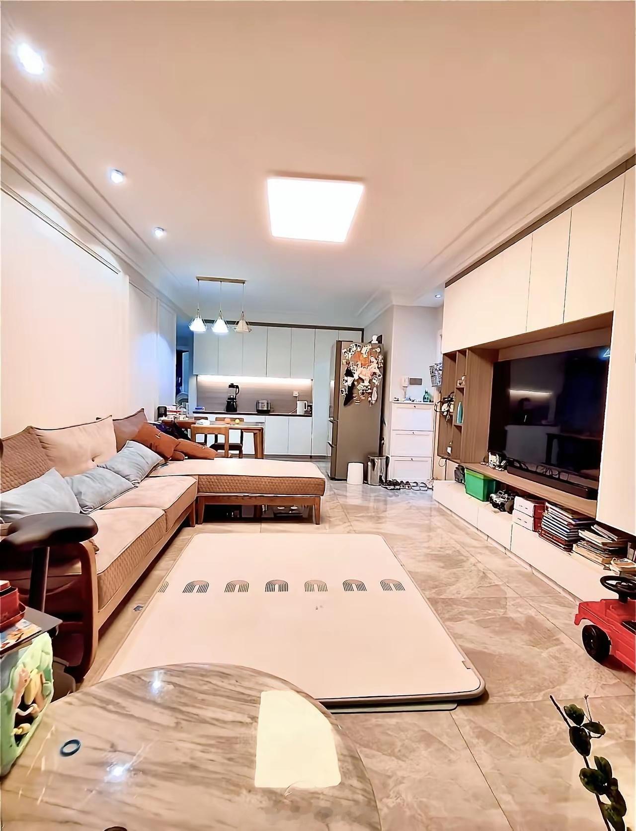 打工牛马终于在深圳买了房，有了自己的家。总价375w，建面86m²，套内70m²