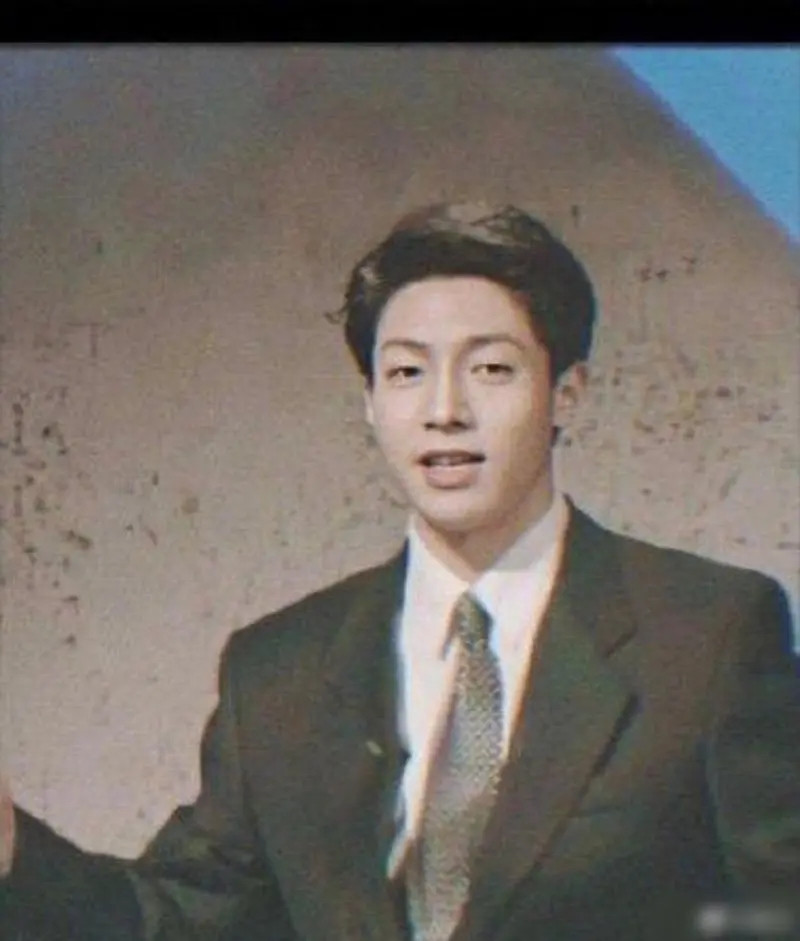 1998年，撒贝宁去央视面试，领导肖晓琳一看到他，转头就走入办公室锁上门，问同事