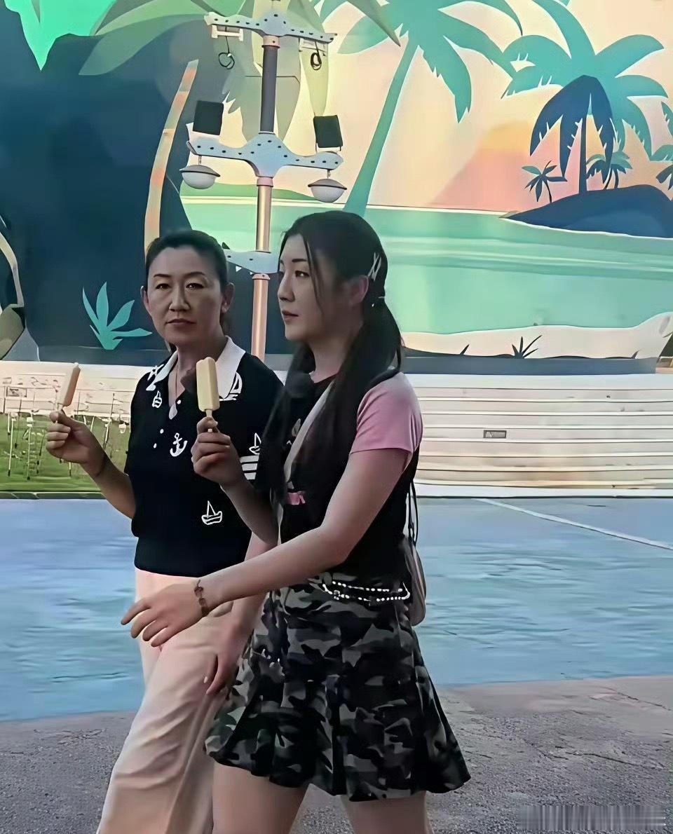 海南偶遇陈梦母女，陈梦和她妈妈长得好像，尤其是那眼神