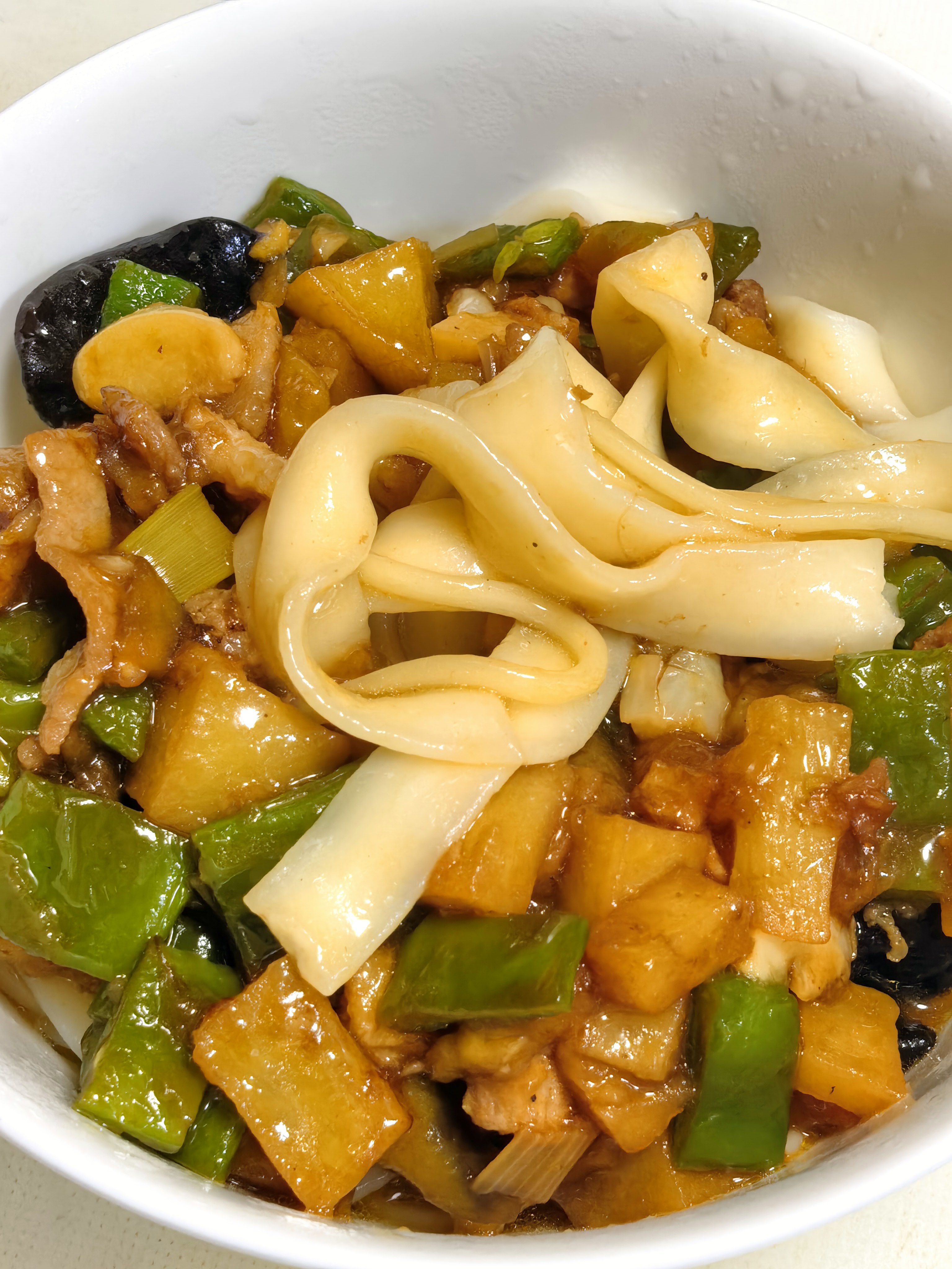 午餐：清蒸桂鱼，江湖辣子鸡翅，白菜粉条肉丸子，水果空心菜炒鸡蛋，杜远凉煮鸡蛋咸骨