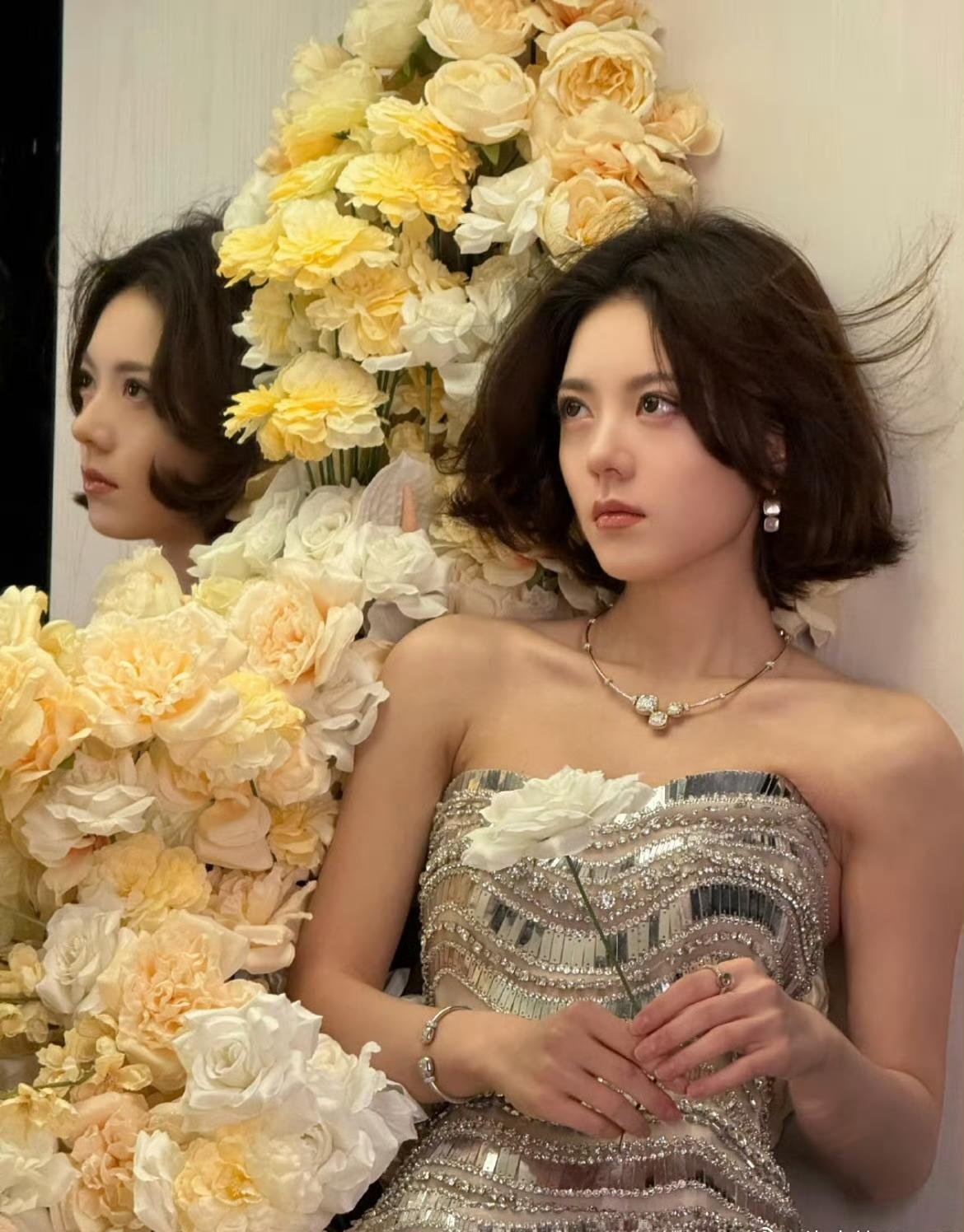 别的00后小花还在“少女感”里打转，赵今麦已经悄悄换了赛道。看《开端》，她一次