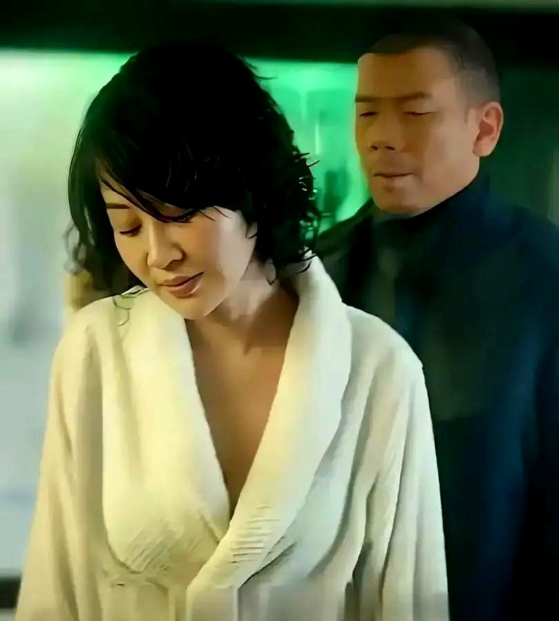 当年看电影《老炮儿》，不少人盯着许晴和冯小刚那段亲密戏议论，觉得尺度大、没眼看，实际上真把这出戏看窄