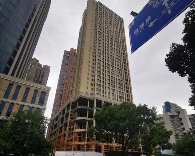 【工地现场已围挡！福州鼓楼一知名烂尾楼盘复工】近日，据网友爆料，在福州鼓楼区得