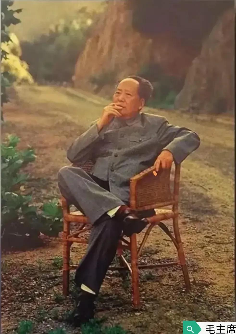 毛主席一生也没有改变他那老百姓的习性。那个时候，无论走到哪里，都是那样随便找一块