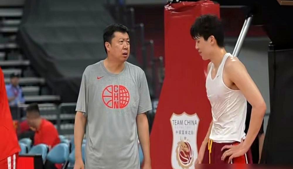 直播镜头还亮着时，全国球迷都听见了，王治郅把话挑破：杨瀚森最大的问题，是慢。别
