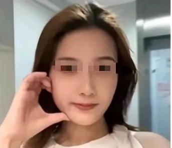 张某22岁生儿子。有护犊子的张某，才会有闯祸的金某！刘某瑶才26岁，等她爸妈再