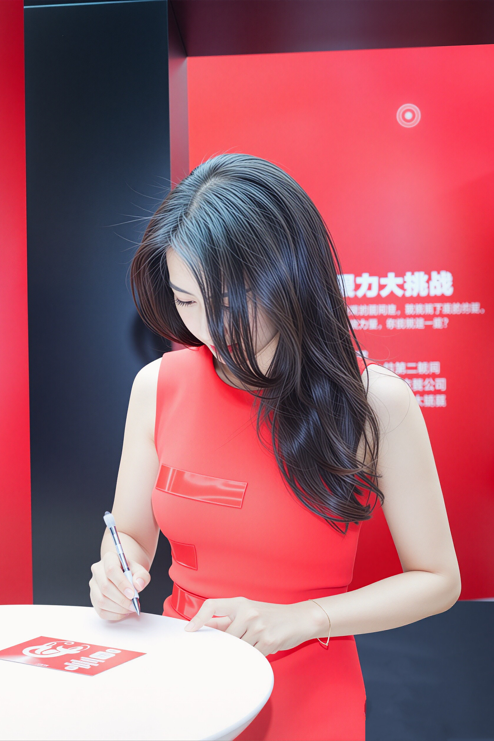 高圆圆这组红裙造型太亮眼了！明艳的正红衬得她气质温婉又大气，利落剪裁勾勒出优雅