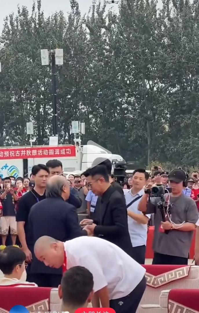 跑农村敬酒，古天乐现在啥活动都接了啊？​