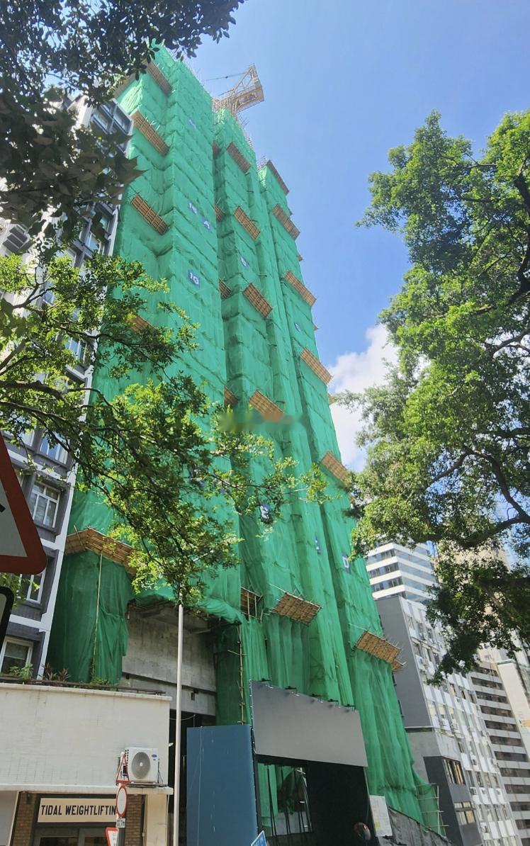 港媒报道，奚梦瑶和婆婆梁安琪以接近1.7亿港元的价格，一口气买下盈大地产香港中环
