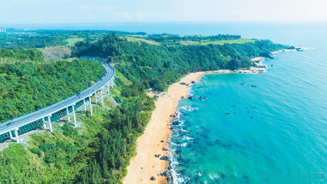 依山，可见青山绿水，向海，可赏椰风海韵，去海南，一起“跨越山海”，尽享多彩的避寒