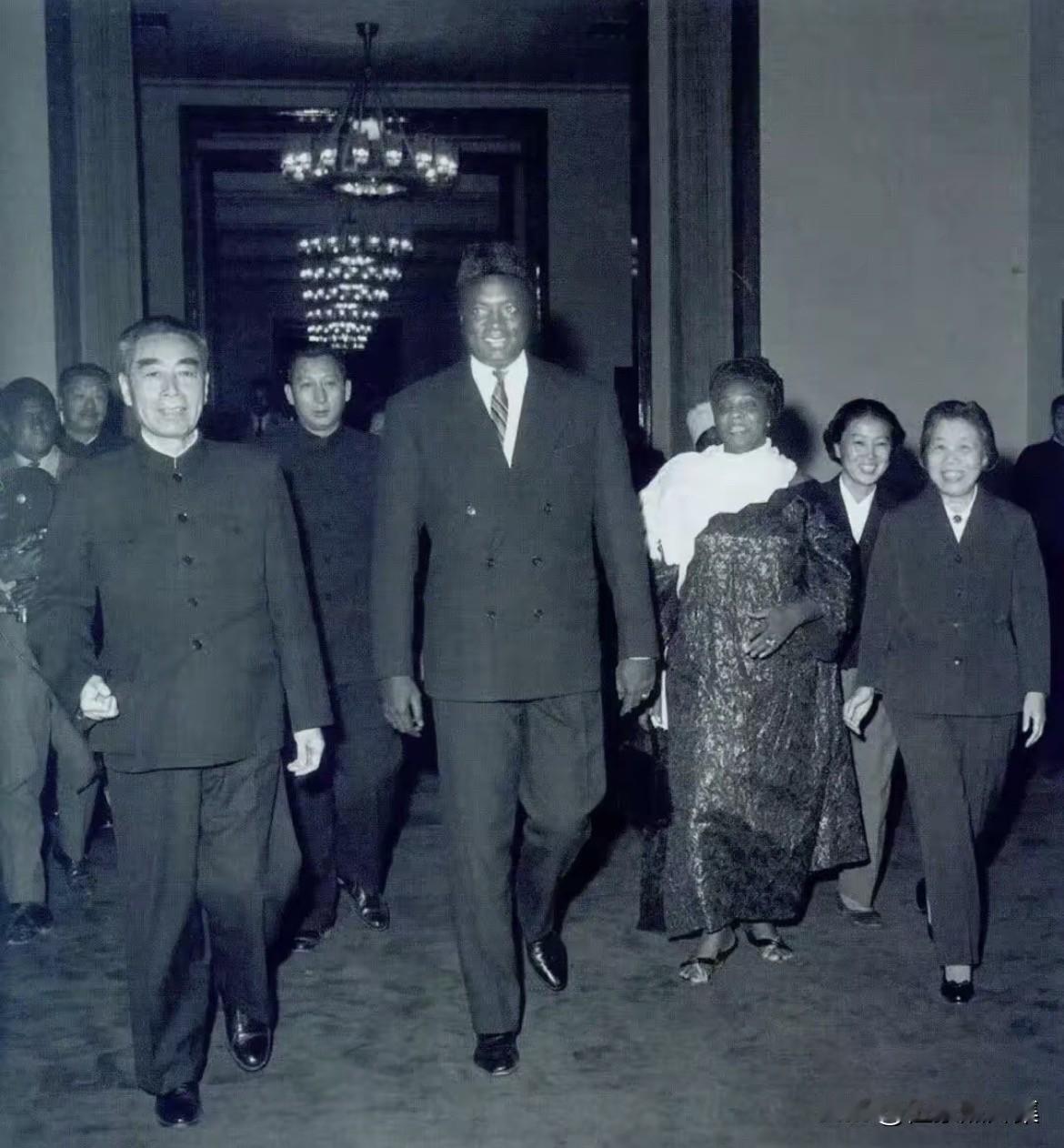 1964年，周恩来总理和邓颖超同志等对非洲十国进行了为期两个多月的友好访问，马里