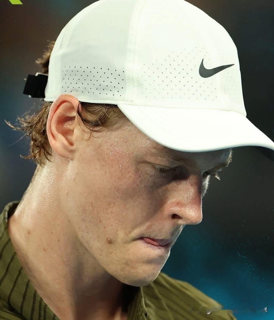 澳网半决赛五盘输给德约科维奇后，赛后辛纳还是展现了绝佳的风度。无缘三连冠的辛