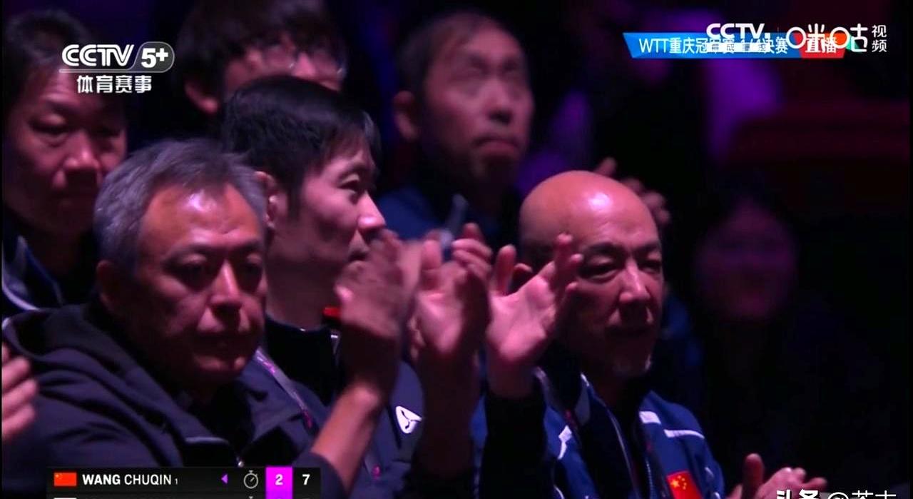 曾以为王楚钦会把期待扛回家，谁料一场比赛就打散了美梦。在重庆冠军赛上，男队出战