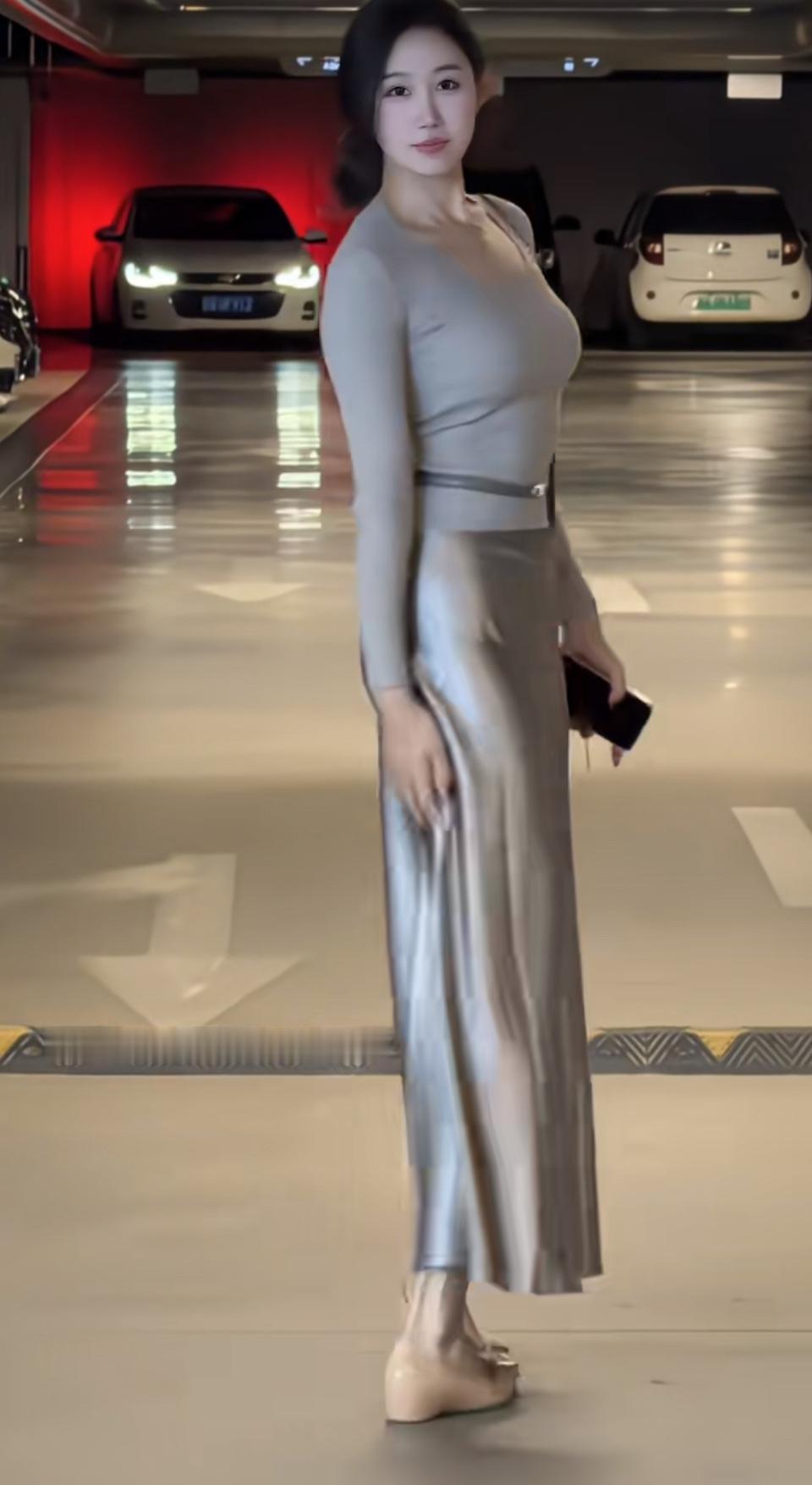 车库的冷光裹在缎面裙摆里，灰调穿搭衬得气场比车灯还亮。