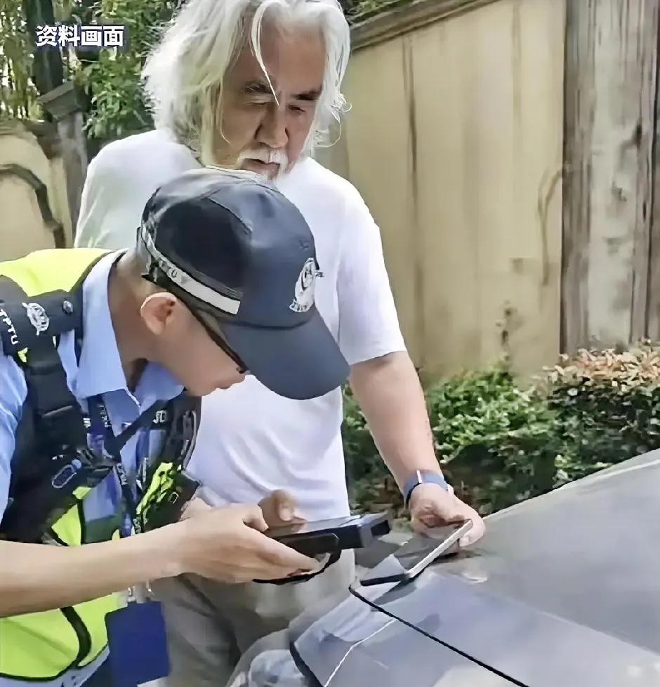 这就尴尬了，导演张纪中送孩子上学途中发生刮蹭，张纪中说"我是张纪中，我先送孩子上