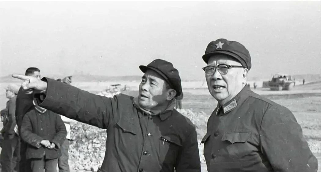 1984年9月，曾思玉退休后到大连一座水库钓鱼。钓着钓着，水库的负责人走过来说：