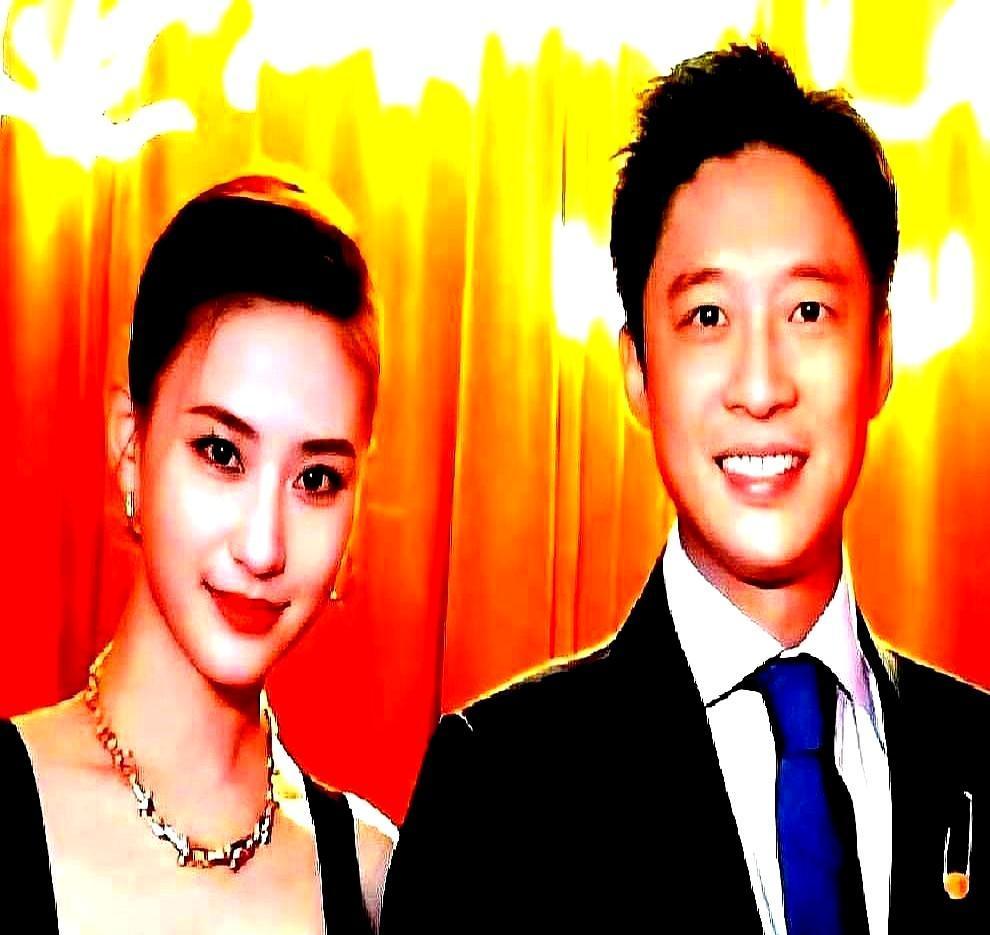 谁能想到，在霍家丽江婚礼的主桌上，坐在霍震霆身边的除了朱玲玲，还有她。她以一口