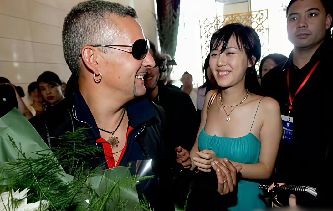 最新采访，田朴珺对着镜头重申：“我全靠自己。”但记忆不会撒谎——2012年那